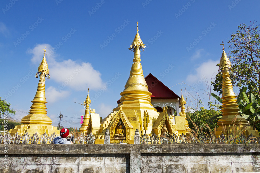 Fototapeta premium Four gold pagoda and sky