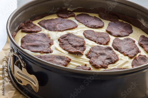 Wallpaper Mural Russischer Zupfkuchen wird in einer Backform vorbereitet und zub Torontodigital.ca