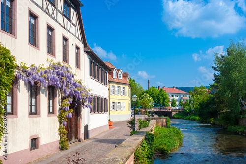 Fototapeta Naklejka Na Ścianę i Meble -  Altstadt mit Fluss Alb, Ettlingen