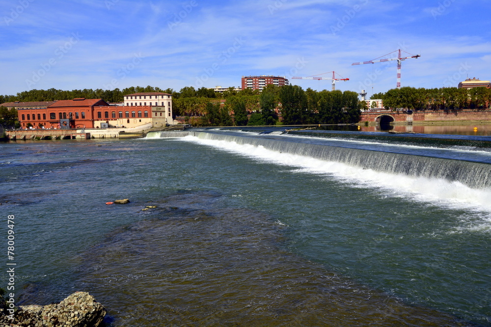 Φωτογραφία El dique del Bazacle en el río Garona . Toulouse. Francia