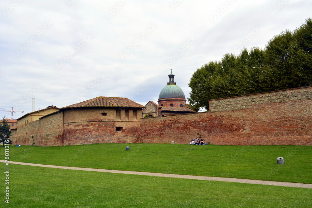 Antiguas murallas de Toulouse en los jardines Raymond VI