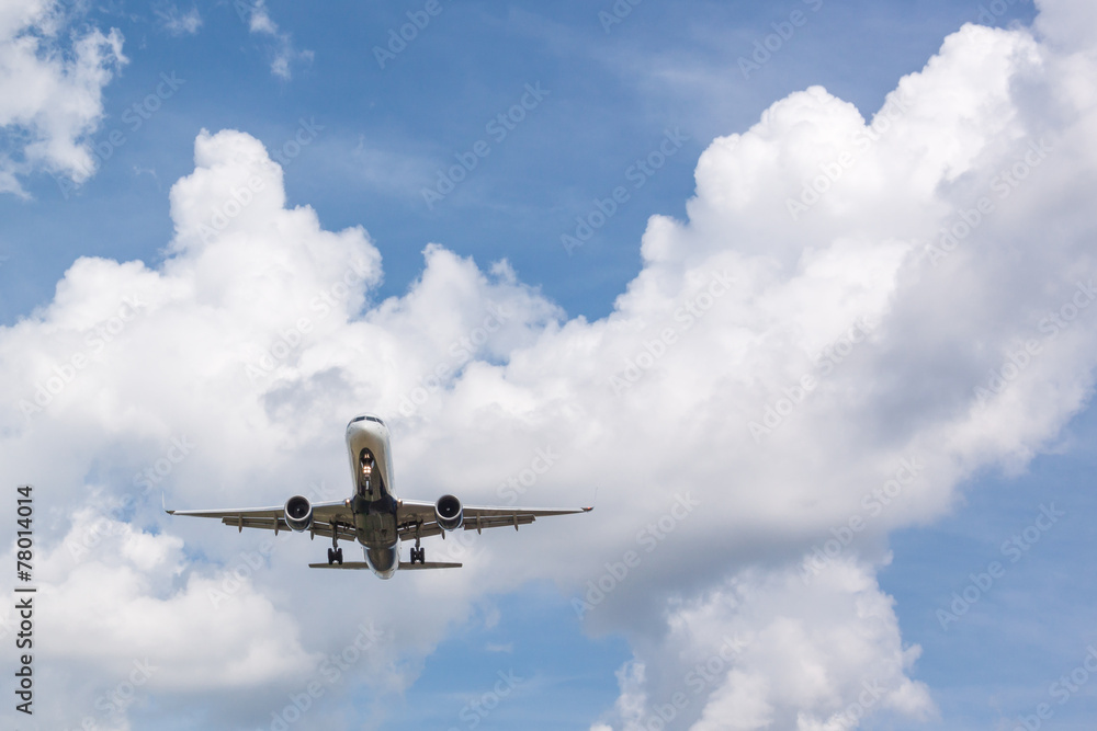 Obraz premium Airplane Approaches Runway