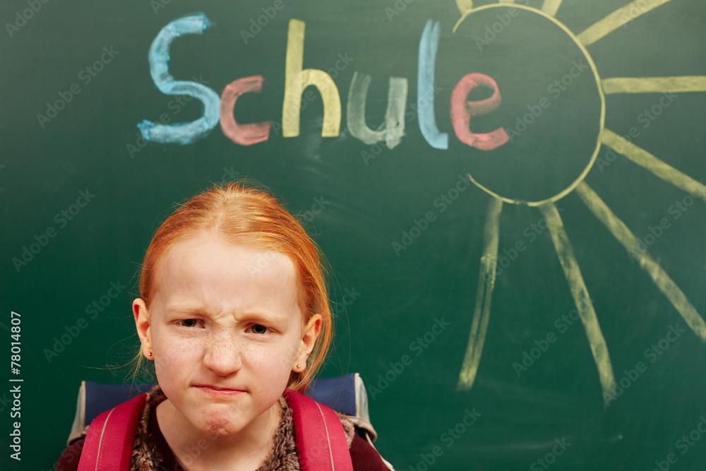 Maedchen aergert sich ueber die Schule Maedchen aergert sich ueber die Schule