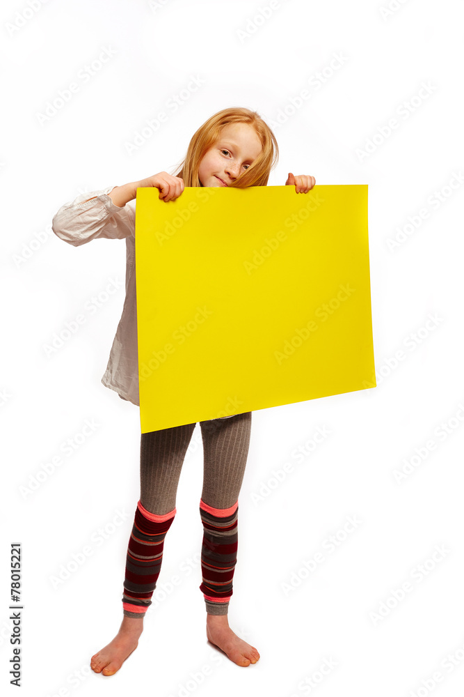Maedchen haelt ein Schild hoch Maedchen haelt ein Schild hoch