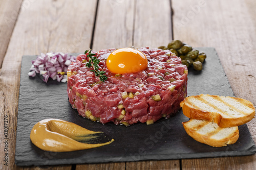 Fotografía Beef tartare with capers yolk and mustard