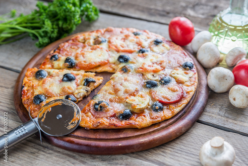 Fotografi Cooked pizza on the wooden board