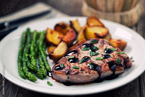 Quadro su tela Fillet of beef with potatoes and asparagus
