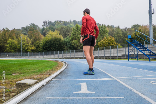 Uomo che corre su pista di atletica