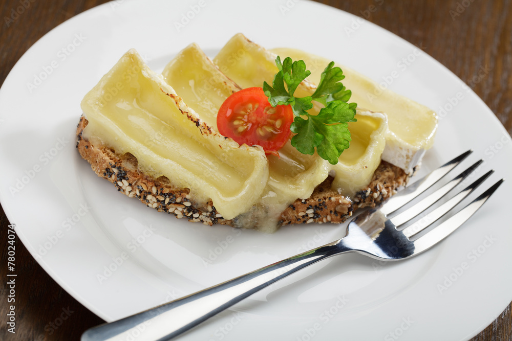 Gratinierter Camembert auf Brot Gratinierter Camembert auf Brot