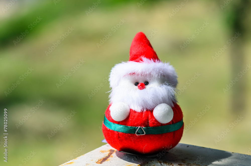 Obraz premium Santa doll in the park outdoor with sunlight.