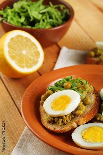 Sandwiches with green peas paste and boiled egg