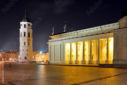Obraz na płótnie Vilnius cathedral place on winter evening time w salonie