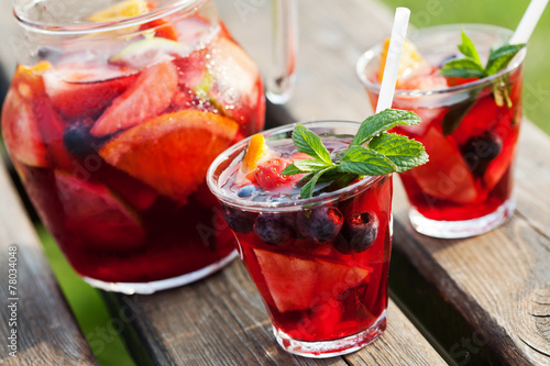 Fotografie Refreshing sangria (punch) with fruits, picnic idea