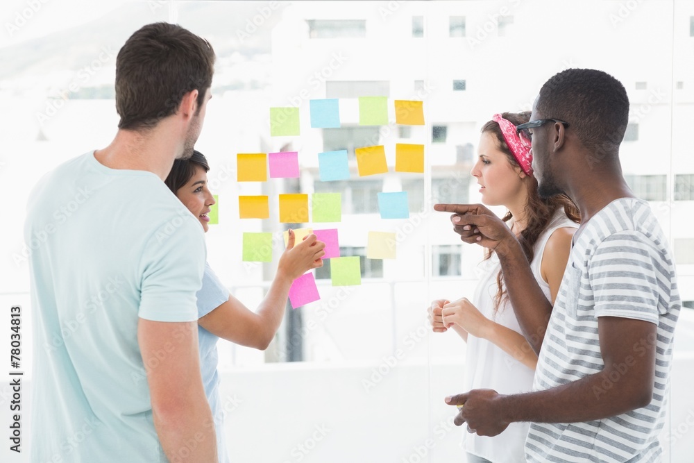 Obraz premium Coworkers pointing sticky notes