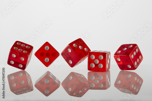 5 rote Würfel vor weiß