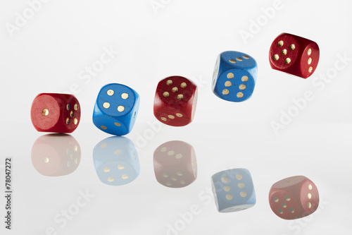 rote und blaue Würfeln vor weiß