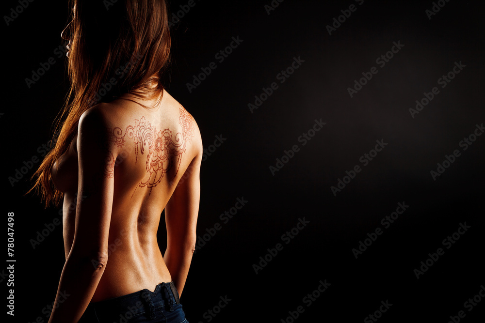naked back of young girl with henna tattoo mehendi naked back of young girl with henna tattoo mehendi