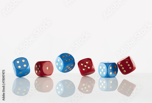 3 rote und 2 blaue Würfeln vor weiß