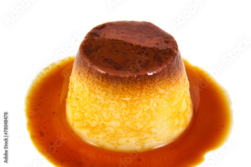 Photo Creme caramel, caramel custard or custard pudding isolated on