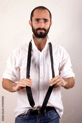 Man doing his tie