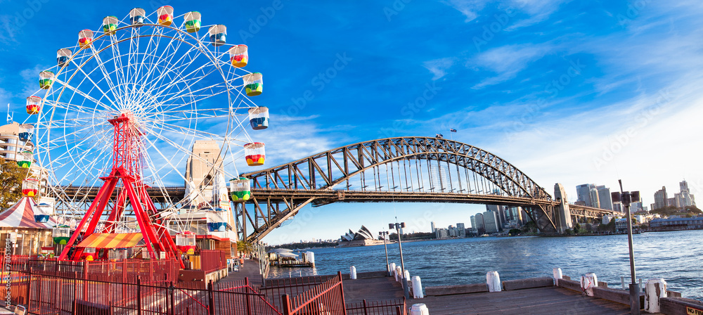 Naklejka premium Koło parkowe Luna z łukiem mostu portowego w Sydney, Australia.