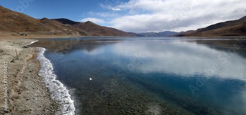 Yamdrok Lake, Tibet © forcdan