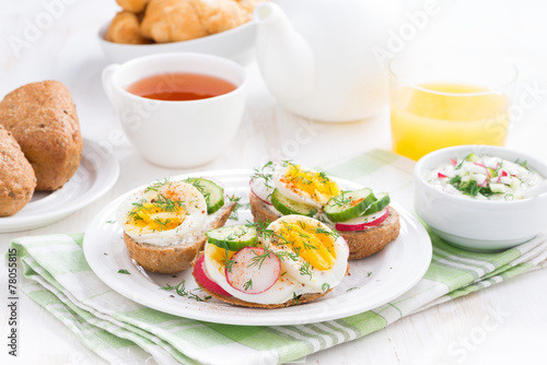 buns with boiled egg and vegetables for breakfast