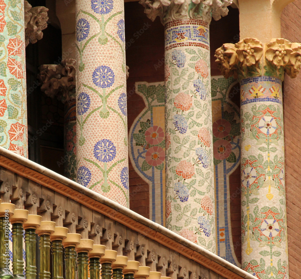 Fototapeta premium Columnas de estilo modernista en un palacio de Barcelona