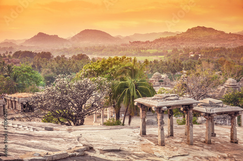 Nature and ruins in Hampi