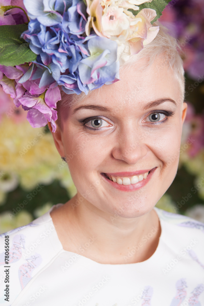 Obraz premium blond woman holding flowers, looking up, short haircut