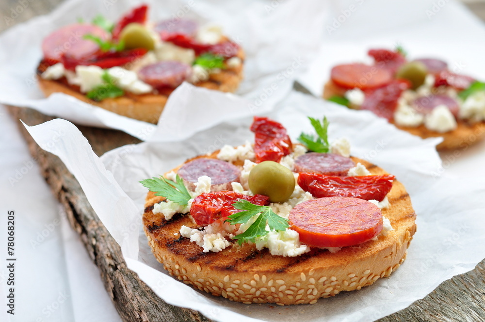 Toasts with dried tomatoes, pepperoni and ricotta Toasts with dried tomatoes, pepperoni and ricotta