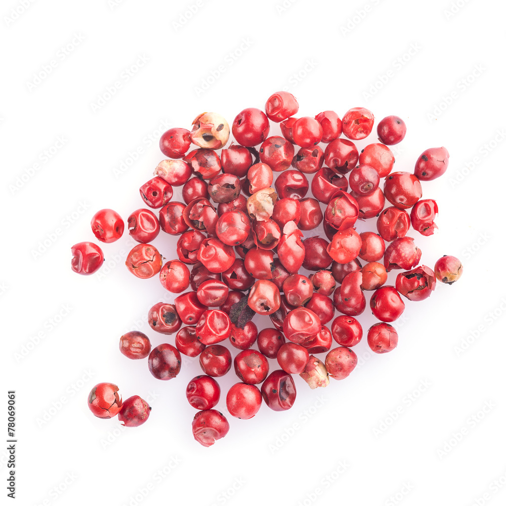 Pimienta rosa en grano aislada sobre un fondo blanco Pimienta rosa en grano aislada sobre un fondo blanco