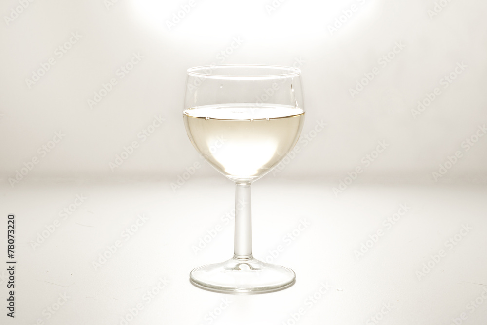 Fototapeta premium wine in a glass on white background