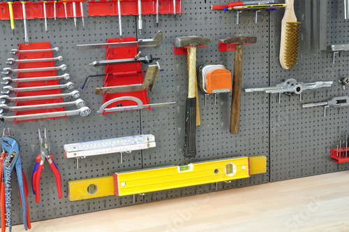 Lochwand mit Werkzeug