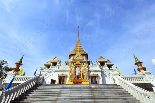 Photography BANGKOK, THAILAND - December 15, 2014: Wat Traimit, Famous for i