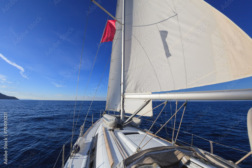 Obraz premium Sailing boat in the sea
