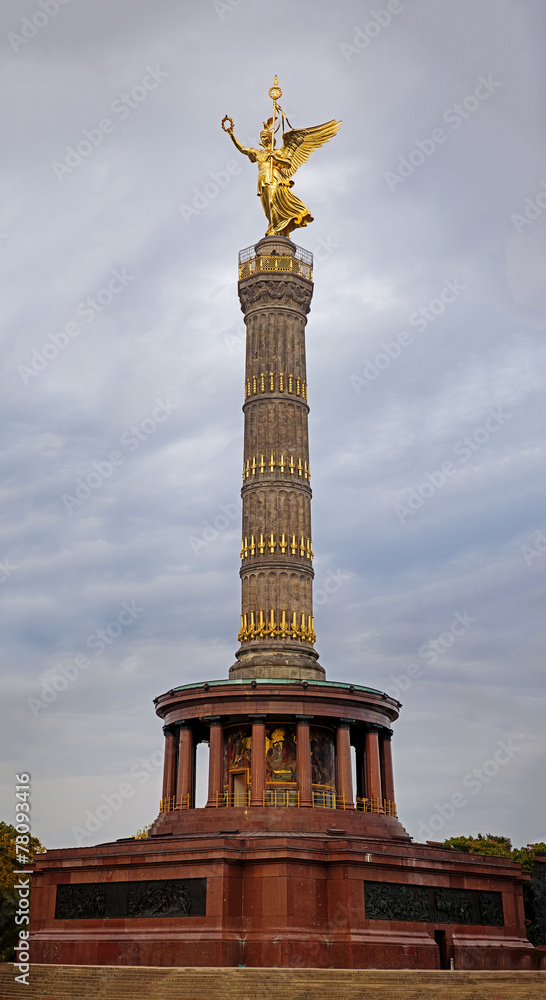 Fototapeta premium Golden Berlin angel statue on the column in Tiergarten