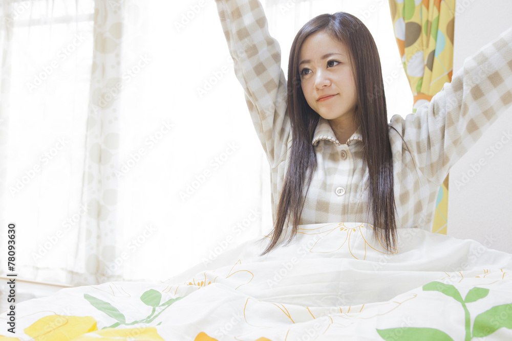 Naklejka premium 朝に起床する女性
