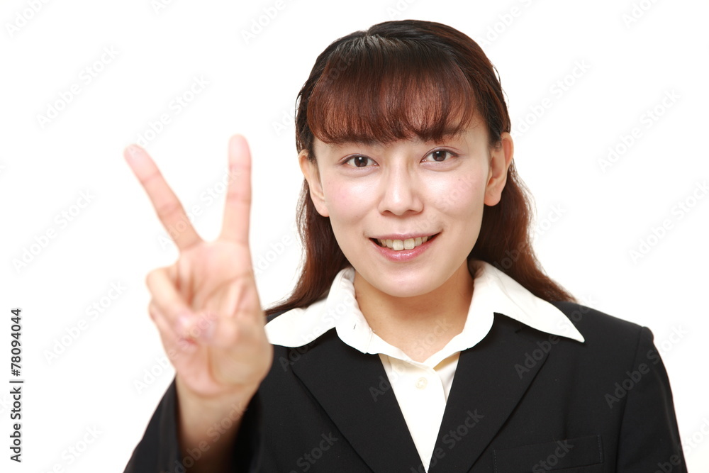 自慢をするビジネスウーマン