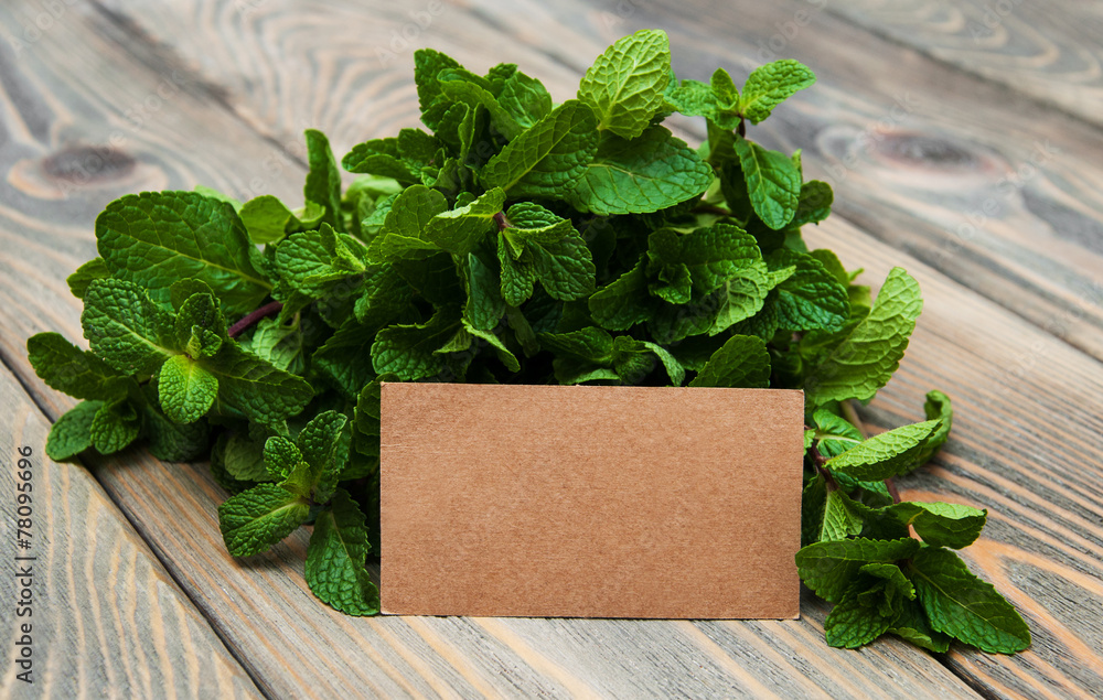 Leaves of mint with label - obrazy, fototapety, plakaty 