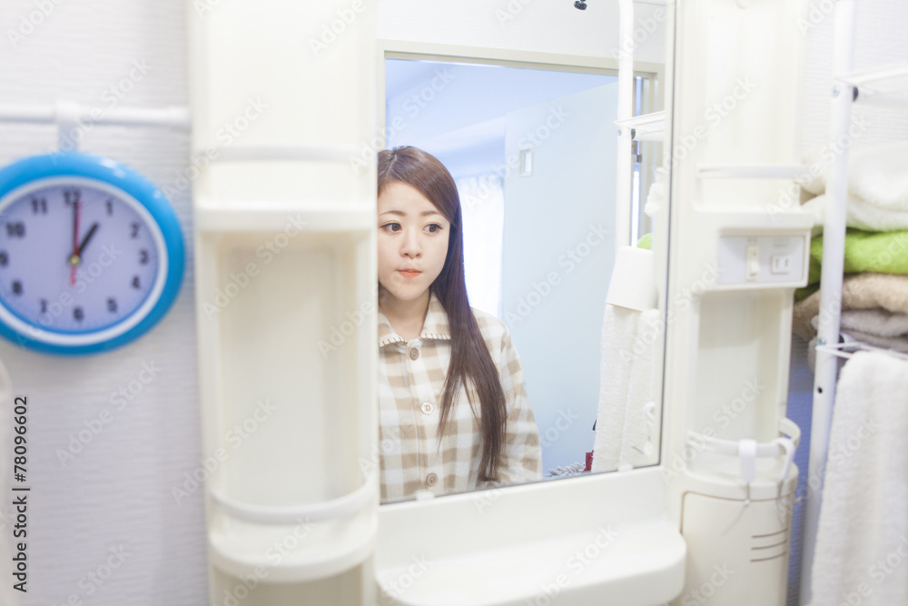 歯磨きをする女性