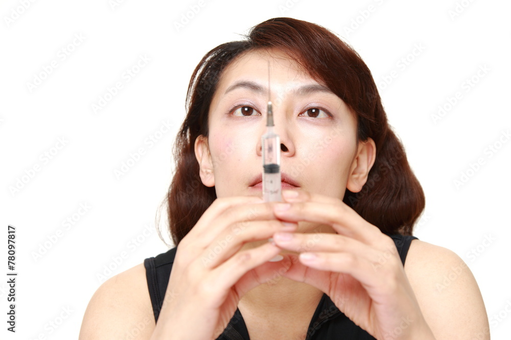 覚醒剤の注射器を準備する女性 Stock 写真 Adobe Stock