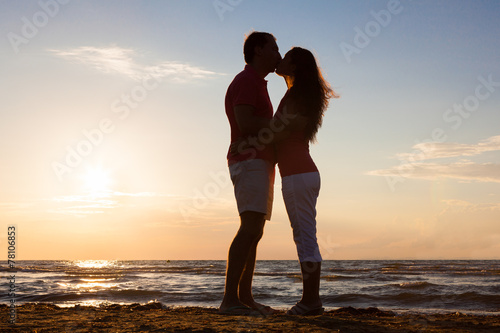Canvastavla Couple Kissing At Beach During Sunset