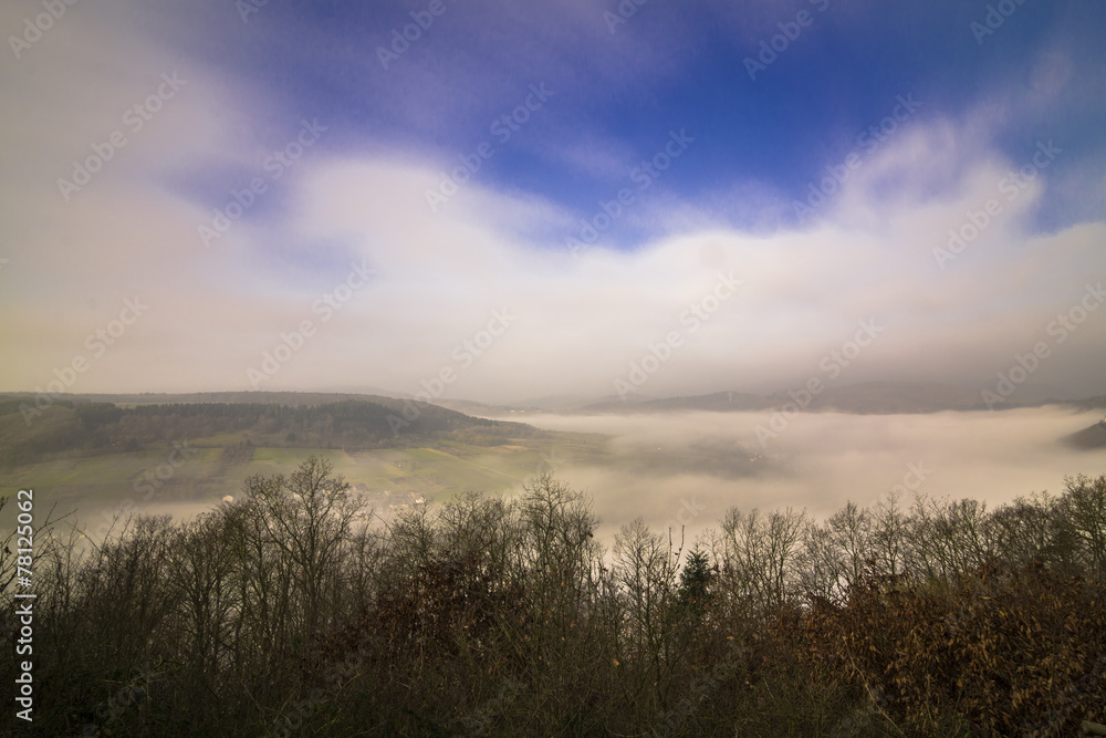 Landschaft mit Nebel bedeckt