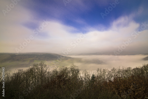 Landschaft mit Nebel bedeckt © Pixsas