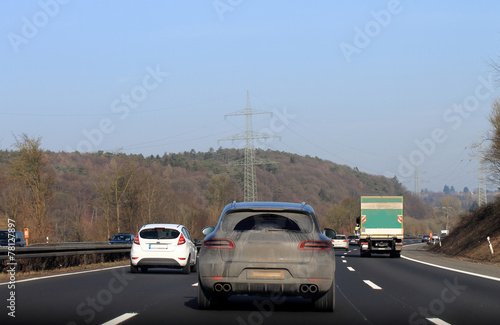 Schmutziges Auto auf der Autobahn
