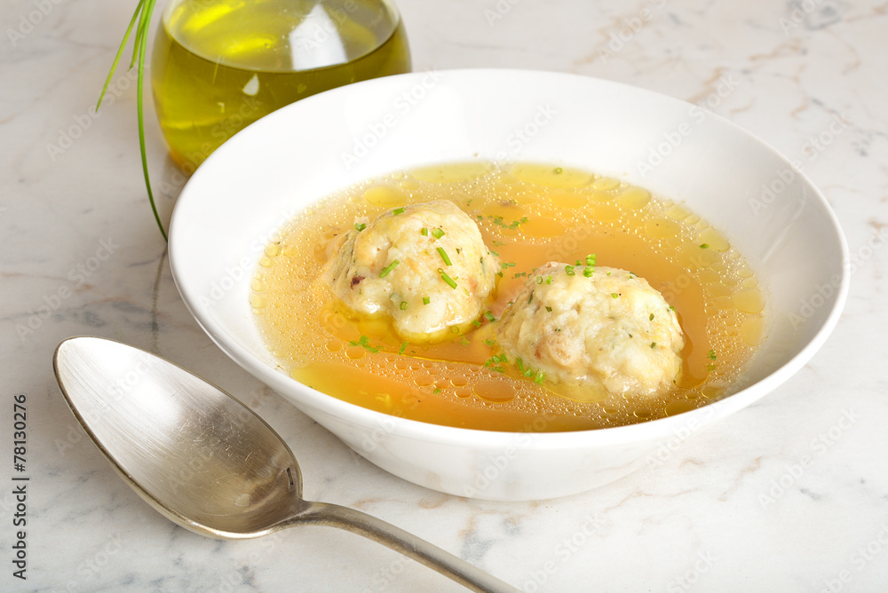 Knödel tirolesi in brodo Knödel tirolesi in brodo