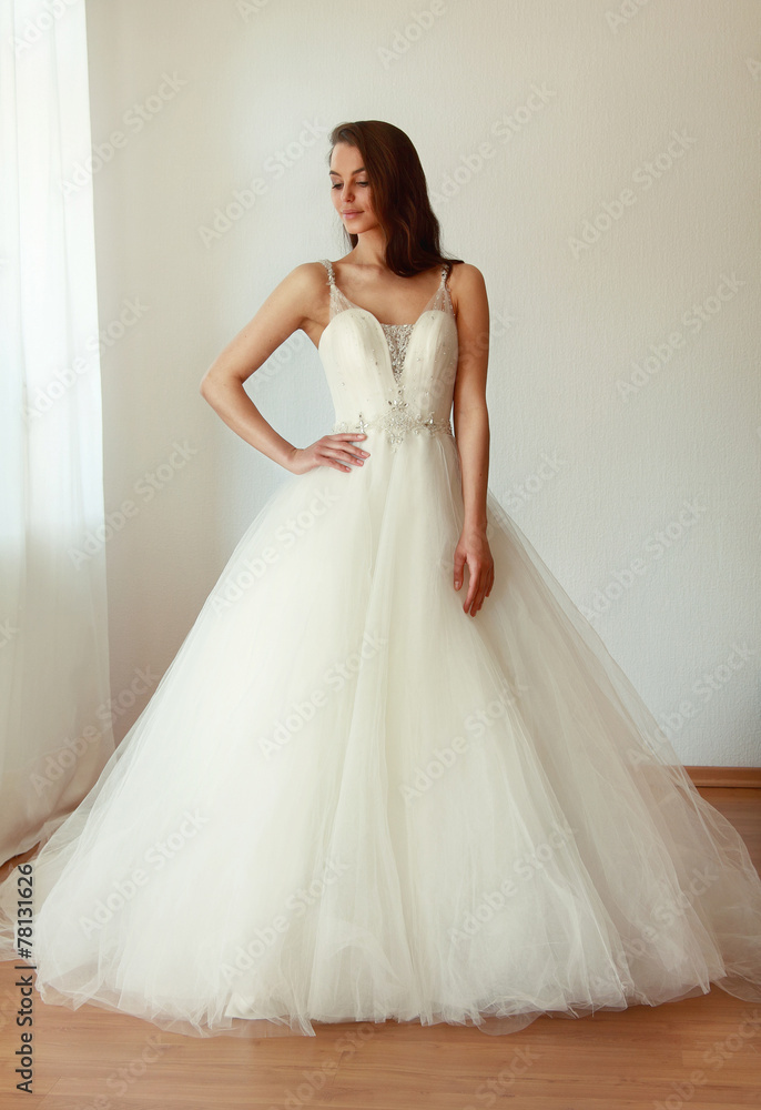 Beautiful bride in white wedding dress mariage Beautiful bride in white wedding dress mariage