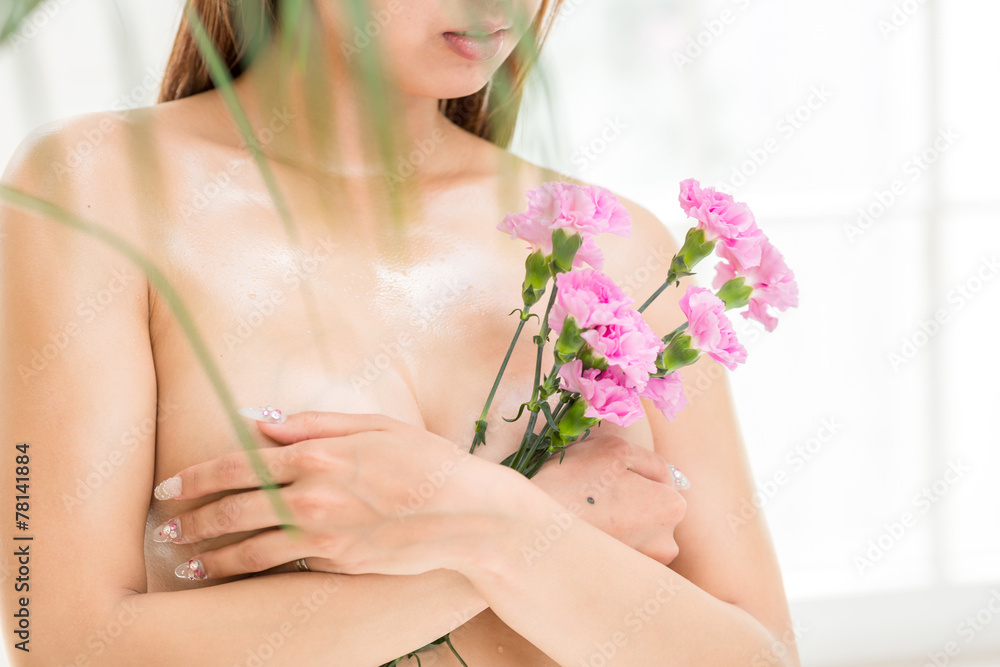 花とバストトップを隠す女性