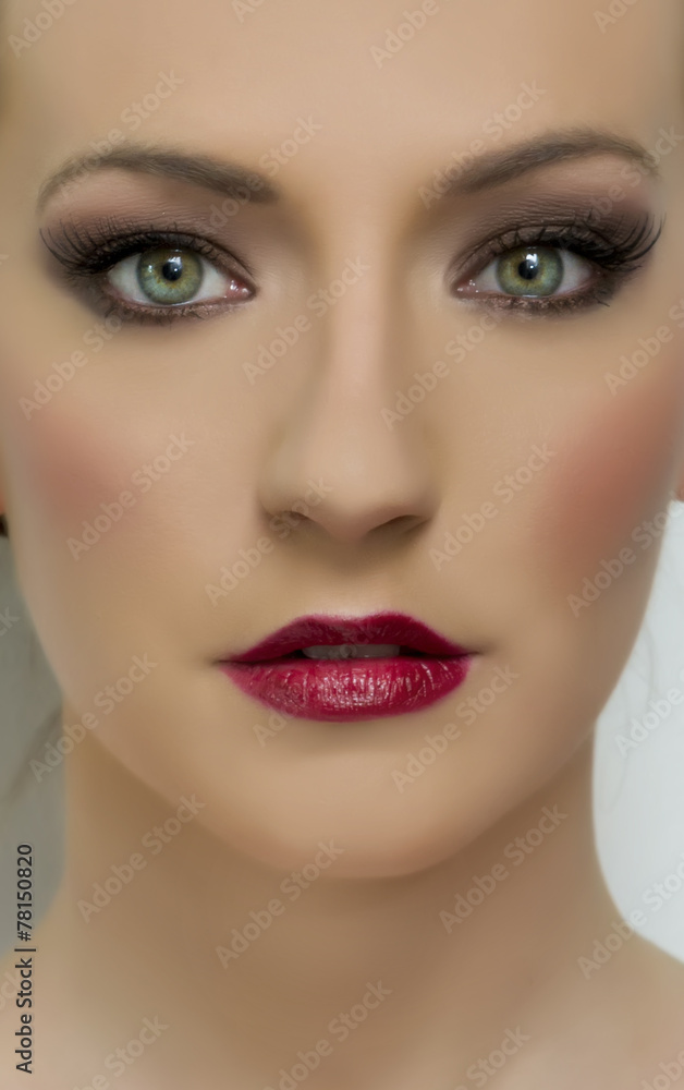 Φωτογραφία Close up portrait of beautiful woman model with dark makeup. Fas